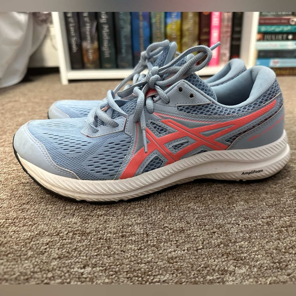 WORN TWICE ASICS SIZE 9